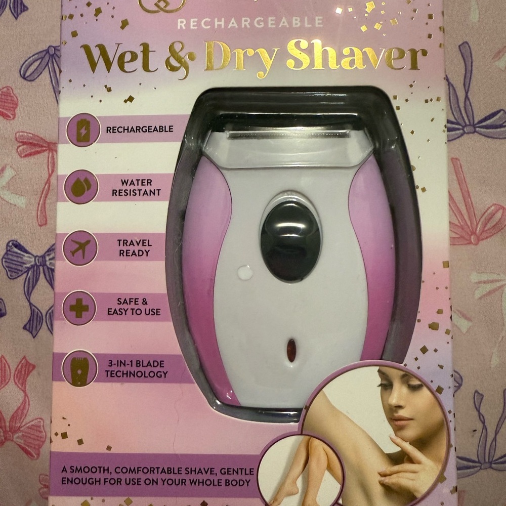 Daisy Fuentes Pink and White Wet & Dry Shaver